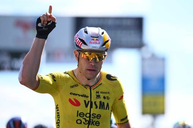 Tour Auvergne - Rhone-Alpes 2026 Stage 5 PARC DES OISEAUX - VILLARS-LES-DOMBES, FRANCE - JUNE 11 : Van Aert Wout (BEL) of Team Visma Lease a Bike wins the sprint during stage 5 of the 78th edition of Tour Auvergne - Rhone-Alpes an UCI World Tour 2.UWT cycling road race stage for Men Elite of 195.8 km with start in Saint-Chamond and finish in Parc des Oiseaux - Villars-les-Dombes on June 11, 2026 in Parc des Oiseaux - Villars-les-Dombes, France, 11 06 2026 ( Motordriver Guy De Vuyst - Parc des Oiseaux - Villars-les-Dombes France  Copyright: xVincentxKalutx