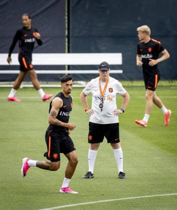 KANSAS CITY - Tijjani Reijnders of the Netherlands and Netherlands coach Ronald Koeman during a training session of the Dutch national team, Nationalteam at the training complex on June 11, 2026, in Kansas City. The Dutch national team is preparing for the 2026 FIFA World Cup, WM, Weltmeisterschaft, Fussball KOEN VAN WEEL ANP xVIxANPxSportx xxANPxIVx 560751415 originalFilename: 560751415.jpg