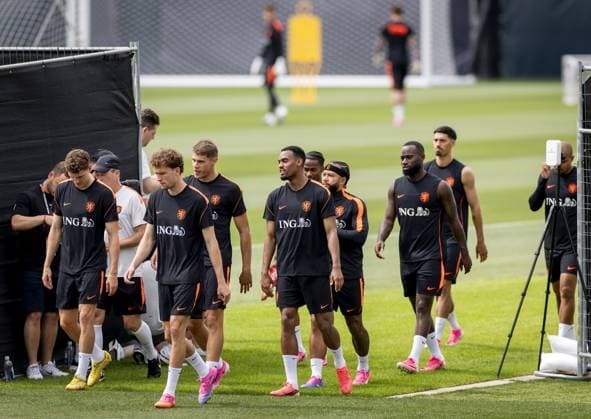 KANSAS CITY - Guus Til (of the Netherlands), Mats Wieffer (of the Netherlands), Micky van de Ven (of the Netherlands), Ryan Gravenberch (of the Netherlands), Memphis Depay (of the Netherlands), Lutsharel Geertruida (of the Netherlands), Tijjani Reijnders (of the Netherlands) and Donyell Malen (of the Netherlands) during a training session of the Dutch national team, Nationalteam at the training complex, on June 11, 2026, in Kansas City. The Dutch national team is preparing for the 2026 FIFA World Cup, WM, Weltmeisterschaft, Fussball KOEN VAN WEEL ANP xVIxANPxSportx xxANPxIVx 560751909 originalFilename: 560751909.jpg