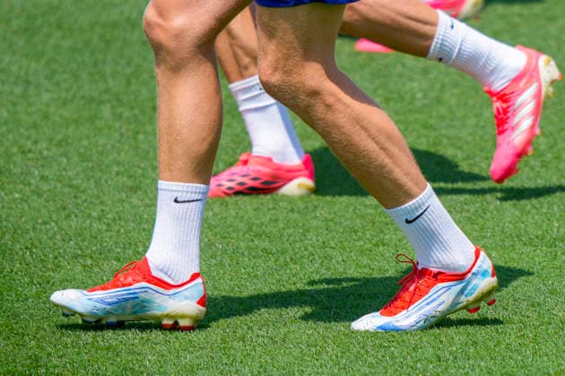 World Cup 2026 Greensboro, USA 20260611 The shadow of Morten Thorsby and his leg with football boots during training with the Norwegian mens national football team at The University of North Carolina Greensboro UNCG Photo Fredrik Varfjell NTB Greensboro USA EDITORIAL USE ONLY RESTRICTED USE FOR BETTING COMPANIES  Copyright: xFredrikxVarfjellx xNTBx