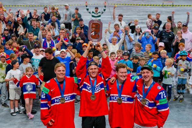 VM-trofeet kommer til Jordal Amfi Oslo 20260611. Ishockeyspillerne Mathias Arnkvaern, Michael Brandsegg-Nygard, Thomas Olsen og Stian Solberg var alle med a skrive historie med seier over Canada i bronsefinalen i arets ishockey-VM. Alle spillerne har en bakgrunn fra Valerenga. Torsdag kom endelig VM-trofeet til Jordal Amfi der Valerenga ishockey har sin hjemmebane. Foto: Heiko Junge NTB Oslo Norge EDITORIAL USE ONLY. RESTRICTED USE FOR BETTING COMPANIES Ref:_SPO3CxcL4nGVUs.jpg *** The World Cup trophy comes to Jordal Amfi Oslo 20260611 Ice hockey players Mathias Arnkvaern, Michael Brandsegg Nygard, Thomas Olsen and Stian Solberg all made history with their victory over Canada in the bronze final of this years Ice Hockey World Cup All the players have a background from Valerenga On Thursday, the World Cup trophy finally arrived at Jordal Amfi where Valerenga ice hockey has its home field Photo Heiko Junge NTB Oslo Norway EDITORIAL USE ONLY RESTRICTED USE FOR BETTING COMPANIES  Copyright: xHeikoxJungex xNTBx