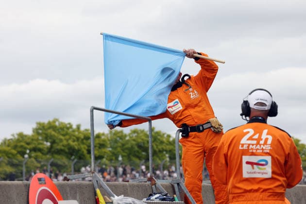 Streckenposten zeigt die blaue Flagge für überholen lassen, 3. freies Training, 24 Stunden Le Mans Rennen, Frankreich, WEC Langstrecken- Weltmeisterschaft, 11.06.2026