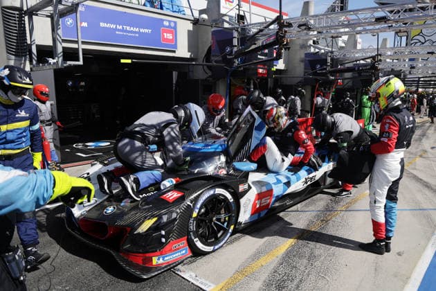 Rafaello Marchello (SUI) wartet das Dries Vanthoor (BEL) BMW M Hybrid V8 15 aussteigt, Fahrerwechsel, 24 Stunden Le Mans Rennen, Frankreich, WEC Langstrecken- Weltmeisterschaft, 11.06.2026