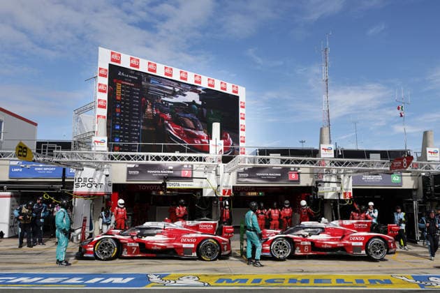 Mike Conway (GBR) Kamui Kobayashi (JPN) Nyck de Vries (NED) Toyota GR010 Hybrid 7 und Sebastian Buemi (SUI) Brendon Hartley (NZL) Ryo Hirakawa (JPN) Toyota GR010 Hybrid 8 voreder Box, 3. freies Training, 24 Stunden Le Mans Rennen, Frankreich, WEC Langstrecken- Weltmeisterschaft, 11.06.2026