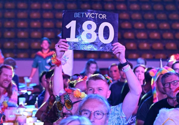 11.06.2026, xhbx, Dart World Cup of Darts 2025, v.l. Dart Fans, Zuschauer, Stimmung, Verkleidung, Kostüme, Schild 180 (DFL DFB REGULATIONS PROHIBIT ANY USE OF PHOTOGRAPHS as IMAGE SEQUENCES and or QUASI-VIDEO) Frankfurt