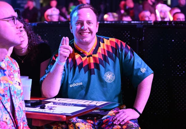 11.06.2026, xhbx, Dart World Cup of Darts 2025, v.l. Dart Fans, Zuschauer, Stimmung, Verkleidung, Kostüme, Schild 180, Deutscher Fan (DFL DFB REGULATIONS PROHIBIT ANY USE OF PHOTOGRAPHS as IMAGE SEQUENCES and or QUASI-VIDEO) Frankfurt