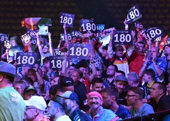 11.06.2026, xhbx, Dart World Cup of Darts 2025, v.l. Dart Fans, Zuschauer, Stimmung, Verkleidung, Kostüme, Schild 180 (DFL DFB REGULATIONS PROHIBIT ANY USE OF PHOTOGRAPHS as IMAGE SEQUENCES and or QUASI-VIDEO) Frankfurt