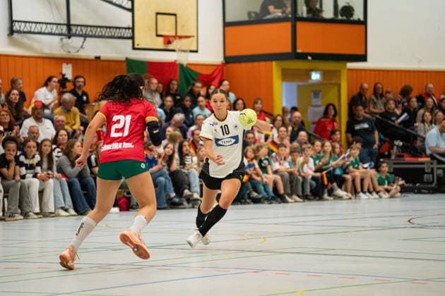 Germany U20w vs. Portugal U20w, Handball, Vier-Nationenturnier, 11.6.2026, Saision 2025 2026, Hannover Lara Daeuble (Deutschland U20 Frauen, 10, spielt bei Frisch Auf Goeppingen) im Zweikampf Hannover Sporthalle Sahlkamp Deutschland
