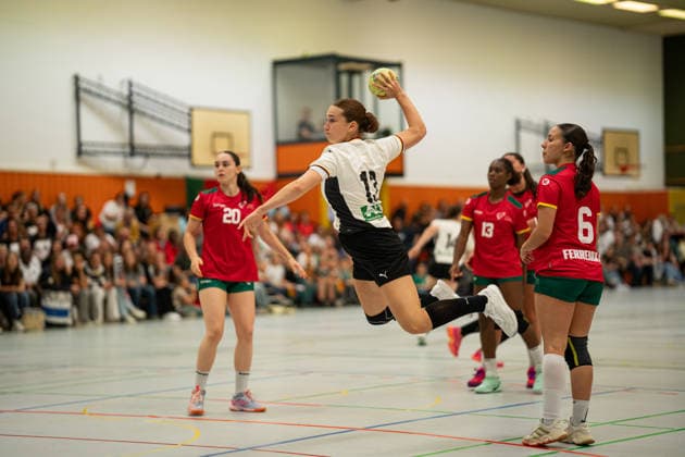 Germany U20w vs. Portugal U20w, Handball, Vier-Nationenturnier, 11.6.2026, Saision 2025 2026, Hannover Aylin Bornhardt (Deutschland U20 Frauen, 13, spielt bei Frisch Auf Goeppingen) im Torwurf Hannover Sporthalle Sahlkamp Deutschland