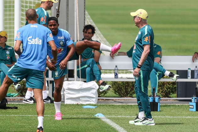 FIFA World Cup, WM, Weltmeisterschaft, Fussball 2026 - Brazil training session Carlo Ancelotti (R), Brazil s head coach, gives instructions to Endrick (L) during a training session of the national soccer team for the FIFA World Cup 2026 at Columbia Park in Morristown, New Jersey, USA, 11 June 2026. Morristown United States  Copyright: xSebastiaoxMoreirax