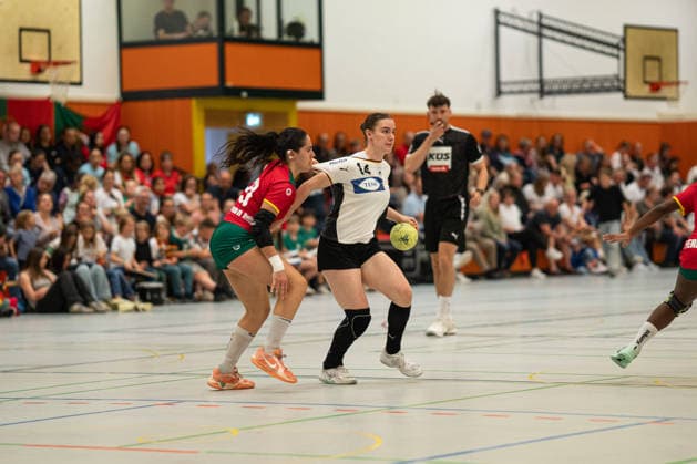 Germany U20w vs. Portugal U20w, Handball, Vier-Nationenturnier, 11.6.2026, Saision 2025 2026, Hannover Marleen Kern (Deutschland U20 Frauen, 14, spielt bei 1. FSV Mainz 05) im Zweikampf Hannover Sporthalle Sahlkamp Deutschland