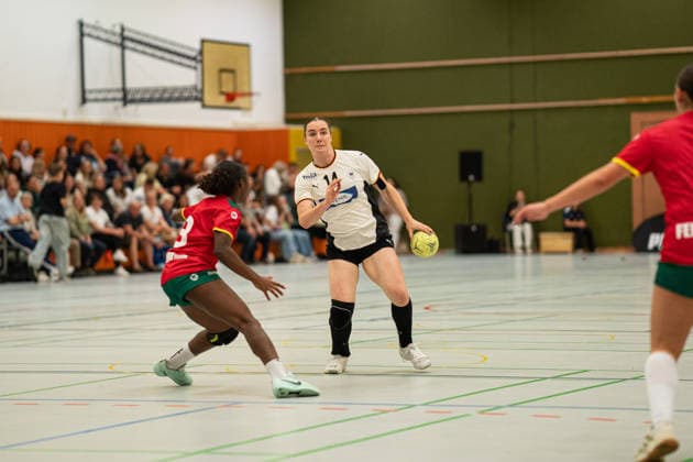 Germany U20w vs. Portugal U20w, Handball, Vier-Nationenturnier, 11.6.2026, Saision 2025 2026, Hannover Marleen Kern (Deutschland U20 Frauen, 14, spielt bei 1. FSV Mainz 05) im Zweikampf Hannover Sporthalle Sahlkamp Deutschland