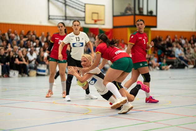Germany U20w vs. Portugal U20w, Handball, Vier-Nationenturnier, 11.6.2026, Saision 2025 2026, Hannover Ruslana Litvinov (Deutschland U20 Frauen, 08, spielt bei Buxtehuder SV) wird von Iara Francisco (Portugal U20 Frauen, 06) aufgehalten Hannover Sporthalle Sahlkamp Deutschland