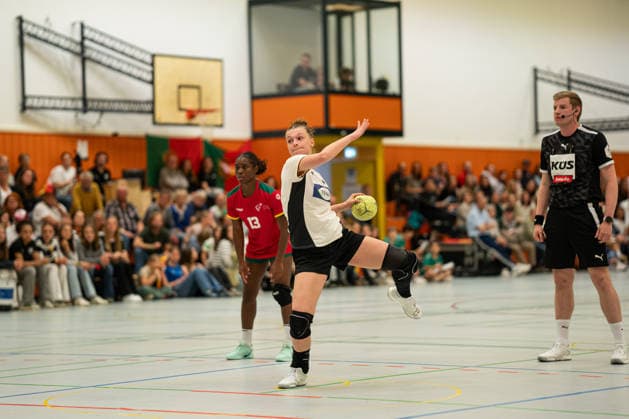 Germany U20w vs. Portugal U20w, Handball, Vier-Nationenturnier, 11.6.2026, Saision 2025 2026, Hannover Jana Walther (Deutschland U20 Frauen, 03, spielt bei HC Leipzig) bei einem 7-Meter Wurf Hannover Sporthalle Sahlkamp Deutschland