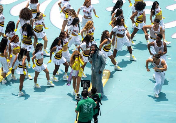 Fußball, Herren, FIFA World Cup, WM, Weltmeisterschaft, Fussball 2026 in Mexiko, Kanada und USA, Eröffnungsspiel in Mexiko-City (Gruppe A, 1. Spieltag), Mexiko - Südafrika, Shakira und Burna Boy mit Tänzern bei der Eröffnungszeremonie, 11.06. 2026,