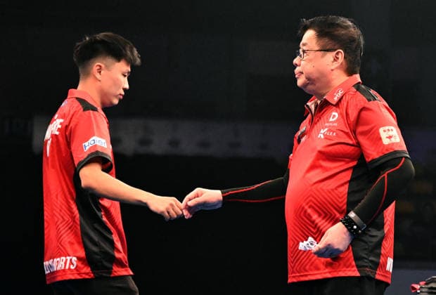 11.06.2026, xhbx, Dart World Cup of Darts 2025, v.l. Phuay Wei Tan (Singapur), Paul Lim (Singapur) (DFL DFB REGULATIONS PROHIBIT ANY USE OF PHOTOGRAPHS as IMAGE SEQUENCES and or QUASI-VIDEO) Frankfurt