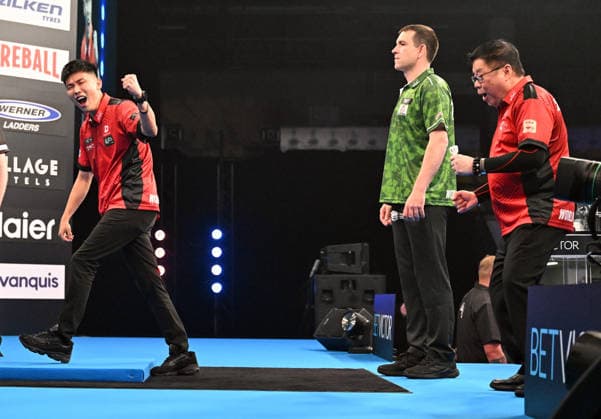 11.06.2026, xhbx, Dart World Cup of Darts 2025, v.l. Phuay Wei Tan (Singapur), William O Connor (Irland), Paul Lim (Singapur) (DFL DFB REGULATIONS PROHIBIT ANY USE OF PHOTOGRAPHS as IMAGE SEQUENCES and or QUASI-VIDEO) Frankfurt