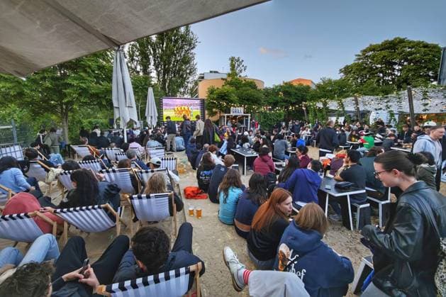 Berlin, Deutschland, 11.06.2026: BRLO Brwhouse: Public Viewing zur Fußball-Weltmeisterschaft: Fans und Interessierte sitzten beim Eröffnungsspiel Mexiko-Südafrika in einem Biergarten und betrachten das Spiel auf einer Großleinwand