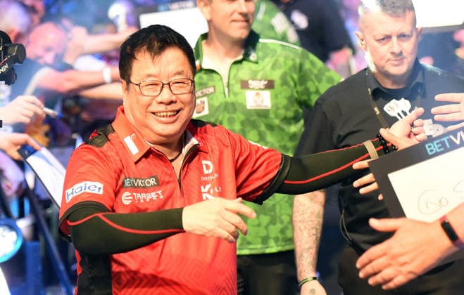 11.06.2026, xhbx, Dart World Cup of Darts 2025, v.l. Paul Lim (Singapur) (DFL DFB REGULATIONS PROHIBIT ANY USE OF PHOTOGRAPHS as IMAGE SEQUENCES and or QUASI-VIDEO) Frankfurt