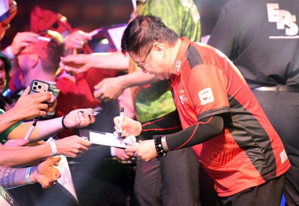 11.06.2026, xhbx, Dart World Cup of Darts 2025, v.l. Paul Lim (Singapur) (DFL DFB REGULATIONS PROHIBIT ANY USE OF PHOTOGRAPHS as IMAGE SEQUENCES and or QUASI-VIDEO) Frankfurt