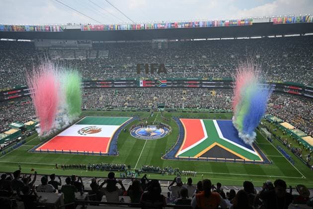 Fußball, Herren, FIFA World Cup, WM, Weltmeisterschaft, Fussball 2026 in Mexiko, Kanada und USA, Eröffnungsspiel in Mexiko-City (Gruppe A, 1. Spieltag), Mexiko - Südafrika, beide Teams stehen zur Begrüßung am Mittelkreis, 11.06. 2026, *** Soccer, Men, FIFA World Cup 2026 in Mexico, Canada and USA, Opening match in Mexico City Group A, Matchday 1 , Mexico South Africa, both teams stand to greet each other at the center circle, 11 06 2026, Copyright: xMatthiasxKochx