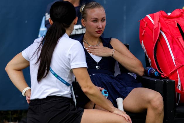 ROSMALEN, NETHERLANDS - JUNE 11: Anastasia Potapova of Austria receives medical treatment in her Women s Singles Second Round match against Zeynep Sonmez of Turkiye during Day 4 of the Libema Open Grass Court Championships at the Autotron on June 11, 2026 in Rosmalen, Netherlands.  Copyright: xRenexNijhuis MBxMediax
