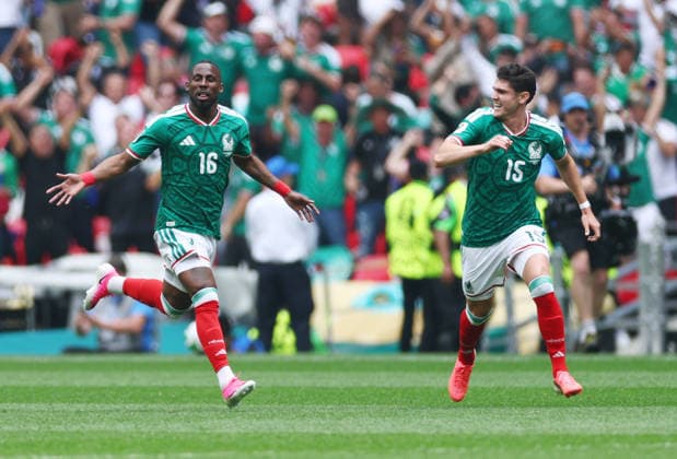 Mexico s Julian Quinones (16) celebrates with Israel Reyes after scoring against South Africa in the first half of a FIFA World Cup, WM, Weltmeisterschaft, Fussball match at Aztec Stadium in Mexico City, Mexico, on Thursday, June 11, 2026.  MEX20260611906 CHRISTIANxBRUNSKILL