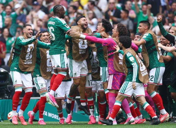 Mexico s Julian Quinones (16) celebrates with teammates after scoring against South Africa in the first half of a FIFA World Cup, WM, Weltmeisterschaft, Fussball match at Aztec Stadium in Mexico City, Mexico, on Thursday, June 11, 2026.  MEX20260611907 CHRISTIANxBRUNSKILL