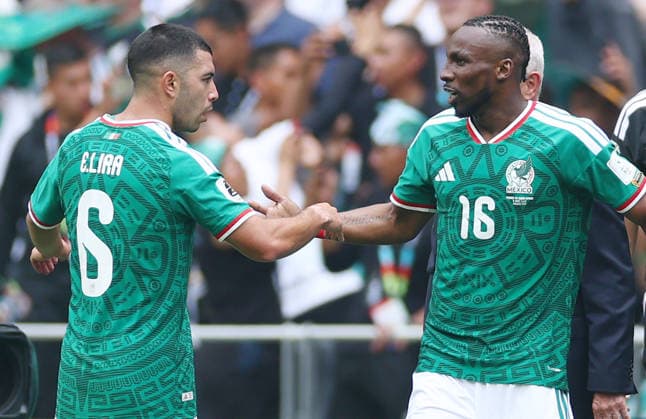 Mexico s Julian Quinones (16) celebrates with Erik Lira after scoring against South Africa in the first half of a FIFA World Cup, WM, Weltmeisterschaft, Fussball match at Aztec Stadium in Mexico City, Mexico, on Thursday, June 11, 2026.  MEX20260611909 CHRISTIANxBRUNSKILL
