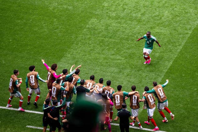 Fußball, Herren, FIFA World Cup, WM, Weltmeisterschaft, Fussball 2026 in Mexiko, Kanada und USA, Eröffnungsspiel in Mexiko-City (Gruppe A, 1. Spieltag), Mexiko - Südafrika, Julian Quinones (Mexiko) jubelt nach Tor zum 1:0 mit den Wechselspielern, 11.06. 2026,