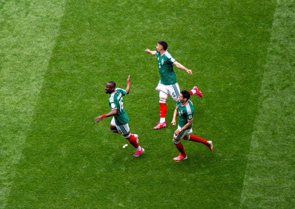 Fußball, Herren, FIFA World Cup, WM, Weltmeisterschaft, Fussball 2026 in Mexiko, Kanada und USA, Eröffnungsspiel in Mexiko-City (Gruppe A, 1. Spieltag), Mexiko - Südafrika, v. l. Julian Quinones (Mexiko), Johan Vasquez (Mexiko), Israel Reyes (Mexiko), Jubel nach Tor zum 1:0, 11.06. 2026,
