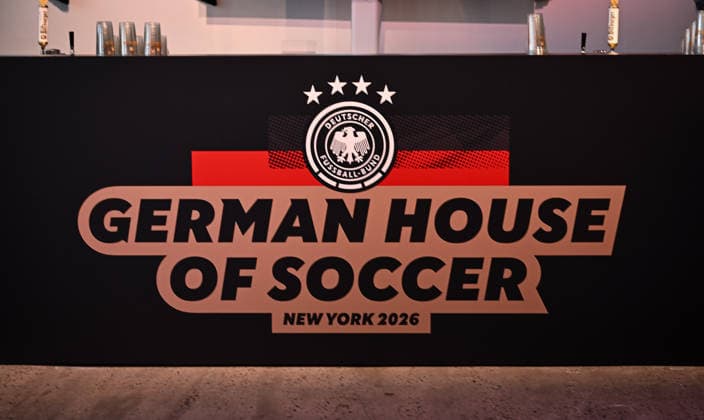 Fussball FIFA WM 2026 11.06.2026 German House of Soccer in Manhattan New York, Pre Opening beim Eroeffnungsspiel der WM 2026, Mexiko - Suedafrika, ein Logo an einer Bar