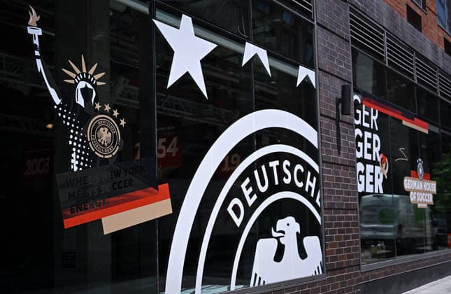 Fussball FIFA WM 2026 11.06.2026 Aussenansicht des German House of Soccer in Manhattan New York, Pre Opening beim Eroeffnungsspiel der WM 2026, Mexiko - Suedafrika