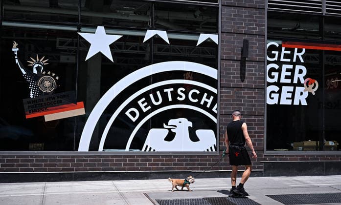 Fussball FIFA WM 2026 11.06.2026 Aussenansicht des German House of Soccer in Manhattan New York, Pre Opening beim Eroeffnungsspiel der WM 2026, Mexiko - Suedafrika