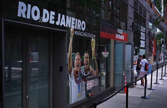 Fussball FIFA WM 2026 11.06.2026 Aussenansicht des German House of Soccer in Manhattan New York, Pre Opening beim Eroeffnungsspiel der WM 2026, Mexiko - Suedafrika, vierter Deutscher WM Sieg 2014 in Rio Brasilien, Bastian Schweinsteiger und Lukas Podolski mit Pokal