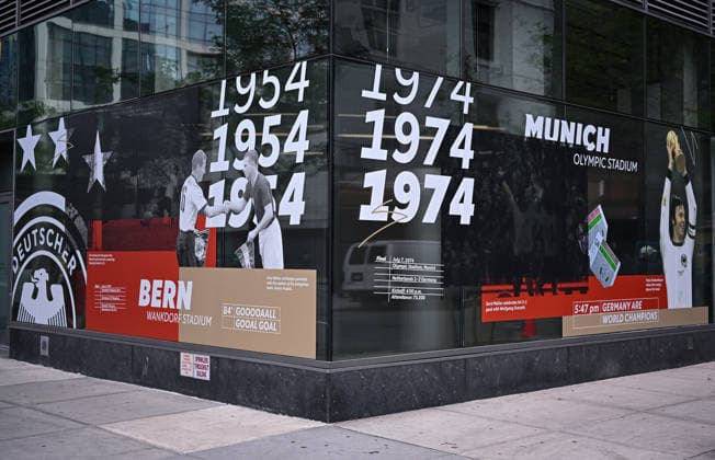 Fussball FIFA WM 2026 11.06.2026 Aussenansicht des German House of Soccer in Manhattan New York, Pre Opening beim Eroeffnungsspiel der WM 2026, Mexiko - Suedafrika, erster Deutscher WM Sieg 1954 in Bern Schweiz und der zweite Deutscher WM Sieg 1974 in Muenchen.