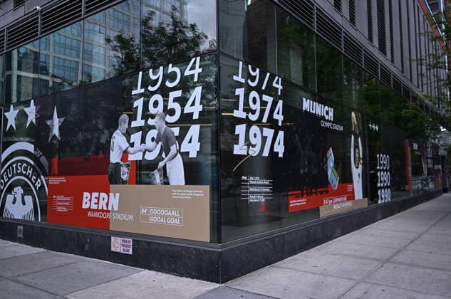 Fussball FIFA WM 2026 11.06.2026 Aussenansicht des German House of Soccer in Manhattan New York, Pre Opening beim Eroeffnungsspiel der WM 2026, Mexiko - Suedafrika, erster Deutscher WM Sieg 1954 in Bern Schweiz und der zweite Deutscher WM Sieg 1974 in Muenchen.