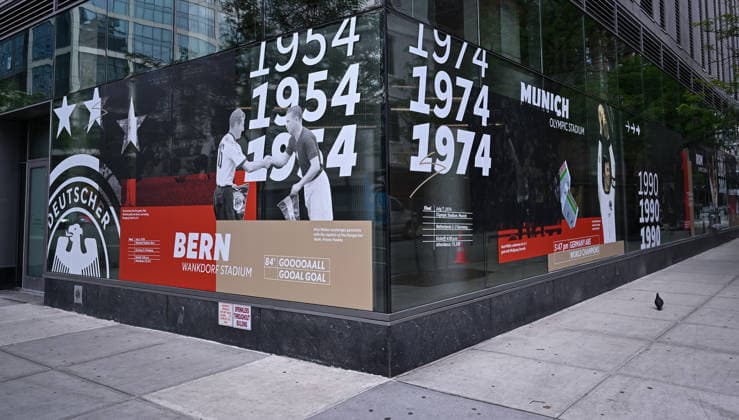 Fussball FIFA WM 2026 11.06.2026 Aussenansicht des German House of Soccer in Manhattan New York, Pre Opening beim Eroeffnungsspiel der WM 2026, Mexiko - Suedafrika, erster Deutscher WM Sieg 1954 in Bern Schweiz und der zweite Deutscher WM Sieg 1974 in Muenchen.