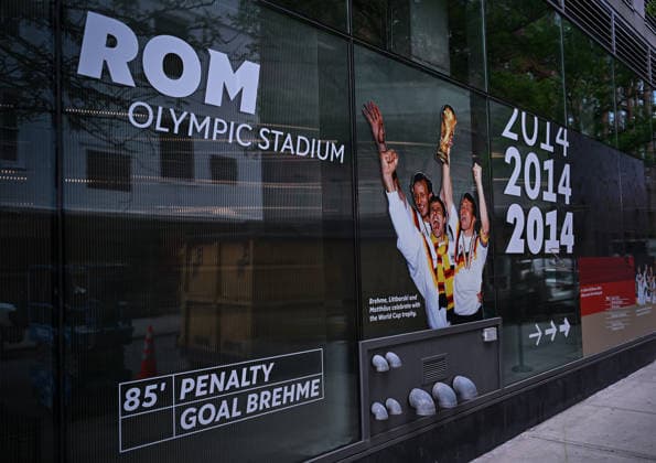 Fussball FIFA WM 2026 11.06.2026 Aussenansicht des German House of Soccer in Manhattan New York, Pre Opening beim Eroeffnungsspiel der WM 2026, Mexiko - Suedafrika, dritter Deutscher WM Sieg 1990 in Rom Italien Andreas Brehme, Pierre Littbarski und Lothar Matthaeus mit Pokal