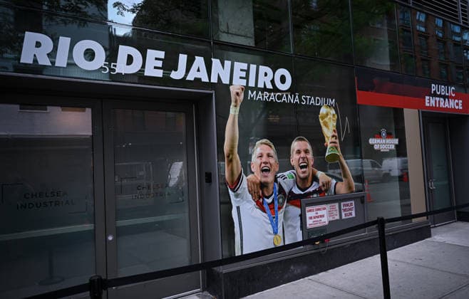 Fussball FIFA WM 2026 11.06.2026 Aussenansicht des German House of Soccer in Manhattan New York, Pre Opening beim Eroeffnungsspiel der WM 2026, Mexiko - Suedafrika, vierter Deutscher WM Sieg 2014 in Rio Brasilien, Bastian Schweinsteiger und Lukas Podolski mit Pokal
