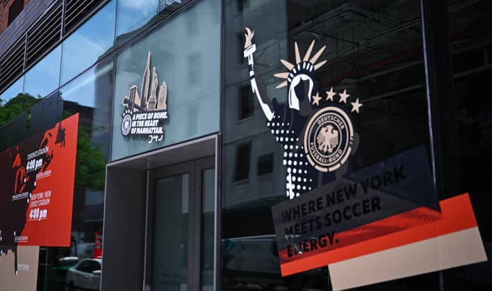 Fussball FIFA WM 2026 11.06.2026 Aussenansicht des German House of Soccer in Manhattan New York, Pre Opening beim Eroeffnungsspiel der WM 2026, Mexiko - Suedafrika