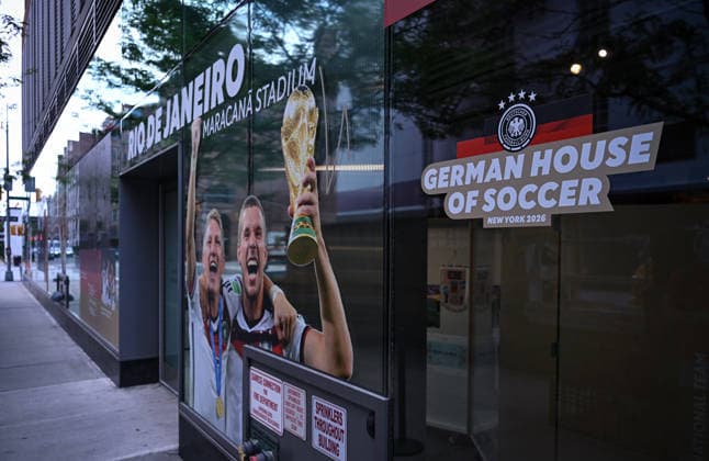 Fussball FIFA WM 2026 11.06.2026 Aussenansicht des German House of Soccer in Manhattan New York, Pre Opening beim Eroeffnungsspiel der WM 2026, Mexiko - Suedafrika, vierter Deutscher WM Sieg 2014 in Rio Brasilien, Bastian Schweinsteiger und Lukas Podolski mit Pokal