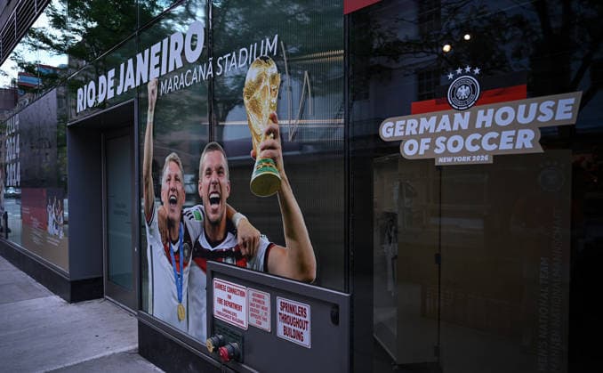 Fussball FIFA WM 2026 11.06.2026 Aussenansicht des German House of Soccer in Manhattan New York, Pre Opening beim Eroeffnungsspiel der WM 2026, Mexiko - Suedafrika, vierter Deutscher WM Sieg 2014 in Rio Brasilien, Bastian Schweinsteiger und Lukas Podolski mit Pokal