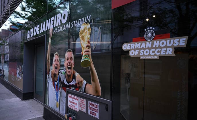 Fussball FIFA WM 2026 11.06.2026 Aussenansicht des German House of Soccer in Manhattan New York, Pre Opening beim Eroeffnungsspiel der WM 2026, Mexiko - Suedafrika, vierter Deutscher WM Sieg 2014 in Rio Brasilien, Bastian Schweinsteiger und Lukas Podolski mit Pokal