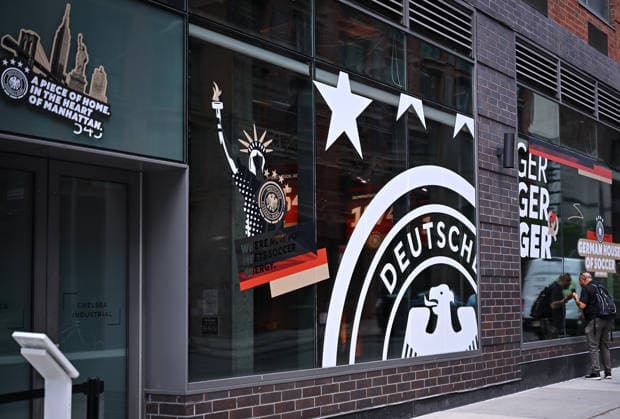 Fussball FIFA WM 2026 11.06.2026 Aussenansicht des German House of Soccer in Manhattan New York, Pre Opening beim Eroeffnungsspiel der WM 2026, Mexiko - Suedafrika