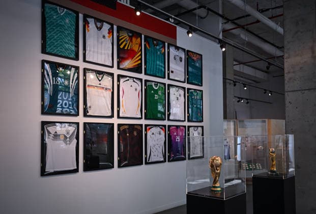 Fussball FIFA WM 2026 11.06.2026 German House of Soccer in Manhattan New York, Pre Opening beim Eroeffnungsspiel der WM 2026, Mexiko - Suedafrika, Ausstellung, WM Pokale der Maenner und Frauen