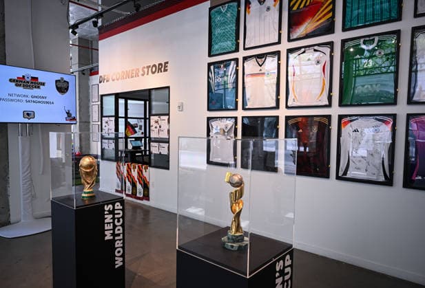 Fussball FIFA WM 2026 11.06.2026 German House of Soccer in Manhattan New York, Pre Opening beim Eroeffnungsspiel der WM 2026, Mexiko - Suedafrika, Ausstellung, WM Pokale der Maenner und Frauen