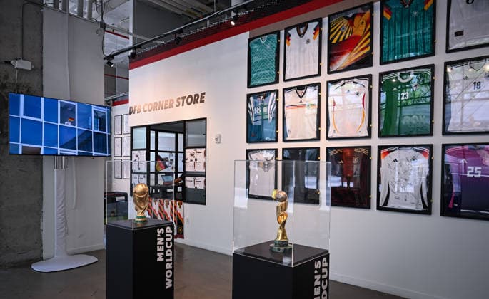 Fussball FIFA WM 2026 11.06.2026 German House of Soccer in Manhattan New York, Pre Opening beim Eroeffnungsspiel der WM 2026, Mexiko - Suedafrika, Ausstellung, WM Pokale der Maenner und Frauen