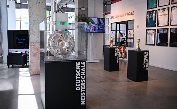 Fussball FIFA WM 2026 11.06.2026 German House of Soccer in Manhattan New York, Pre Opening beim Eroeffnungsspiel der WM 2026, Mexiko - Suedafrika, Ausstellung, Meisterschaale und WM Pokale der Maenner und Frauen