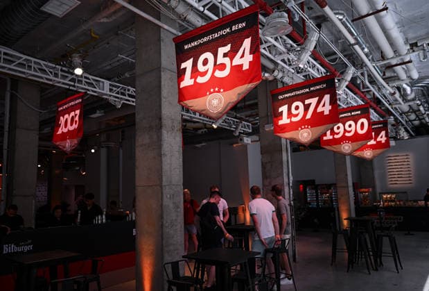Fussball FIFA WM 2026 11.06.2026 German House of Soccer in Manhattan New York, Pre Opening beim Eroeffnungsspiel der WM 2026, Mexiko - Suedafrika, Wimpel mit den Jahreszahlen der WM Siege Maenner und Frauen